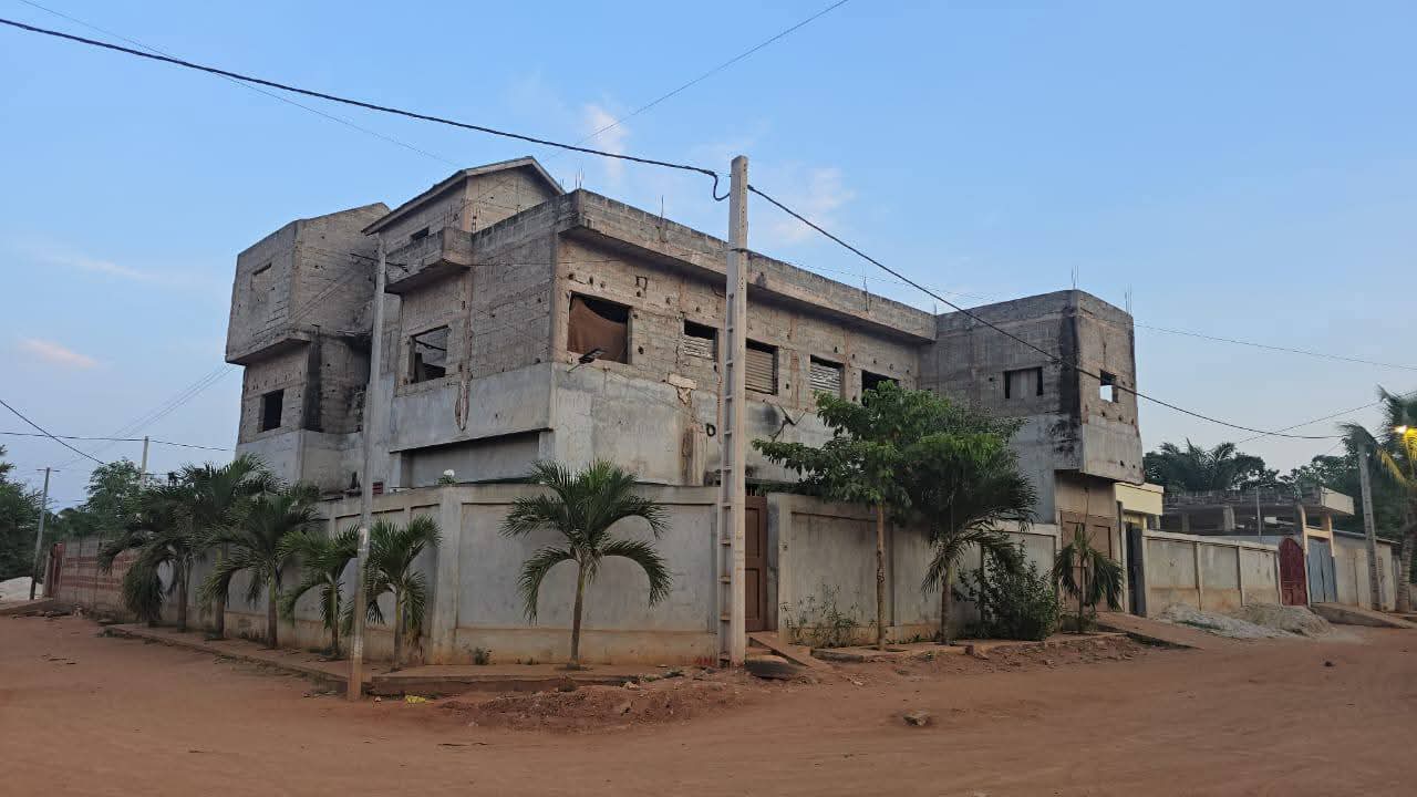 IMMEUBLE R+2 DE 7 CHAMBRES & 2 SALONS SANITAIRES À VENDRE, HÔPITAL CHIC - CARREFOUR SATELLITE - ZOUNDJA - CALAVI