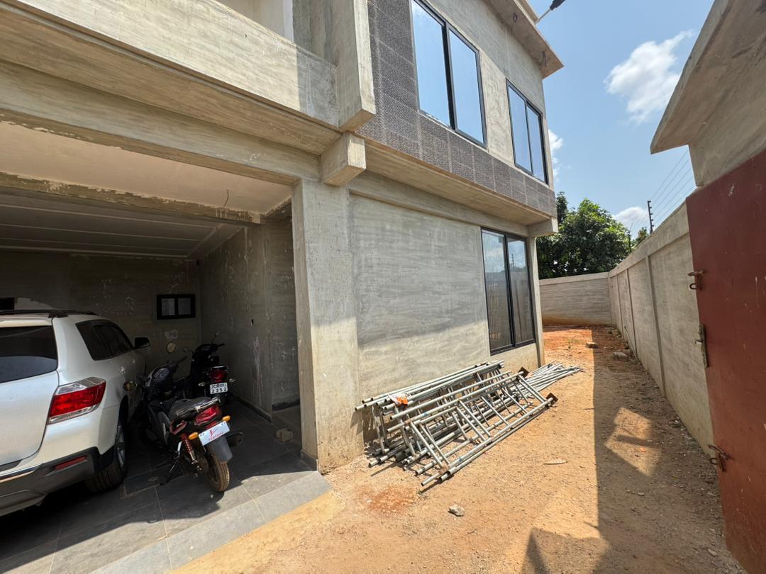VILLA R+2 DE 8 CHAMBRES ET 3 SALONS SANITAIRES AVEC PISCINE À VENDRE, TOGBA - OUÈDO - CALAVI