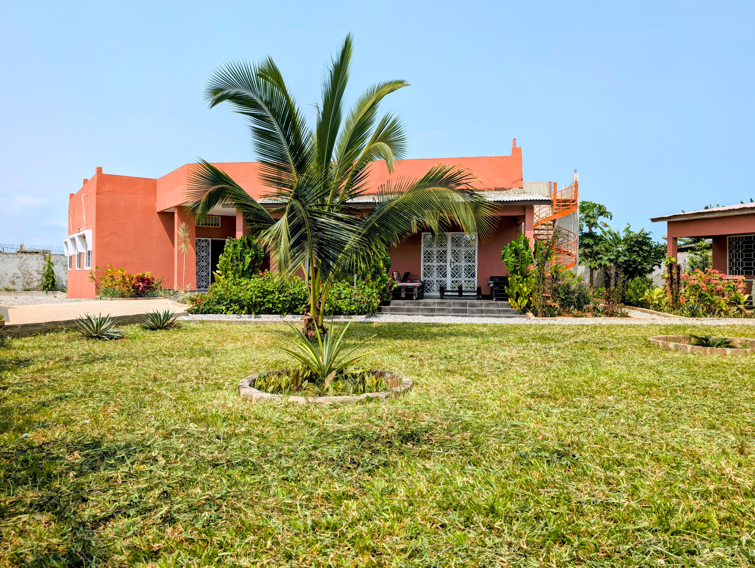 COQUETTE VILLA MEUBLÉE DE 5 CHAMBRES 2 SALONS SANITAIRES À LOUER, CARREFOUR GBÈNAN  - OUIDAH